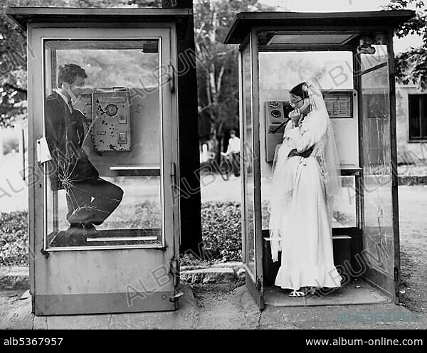Wedding couple in a public telephone booth, circa 1984, Leipzig, Saxony, GDR, East Germany, Europe.