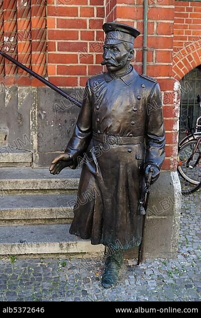 Statue of the Captain of Koepenick, Friedrich Wilhelm Voigt, 1849-1922, at the entrance to the town hall of Koepenick, Berlin Koepenick, Berlin, Germany, Europe.