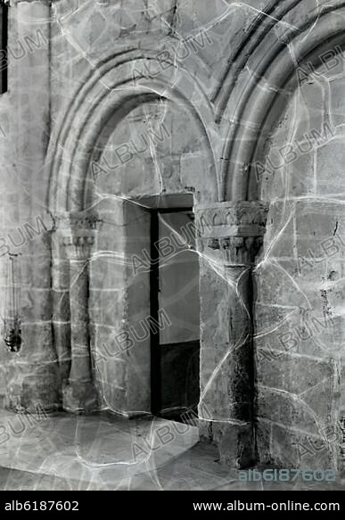 INTERIOR DE LA IGLESIA DE SAN JUAN BAUTISTA - IGLESIA ROMANICA DEL SIGLO XIII RECONSTRUIDA EN EL SIGLO XVI - FOTOGRAFIA EN BLANCO Y NEGRO - AÑOS 60.