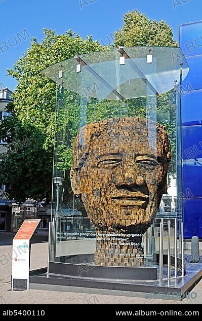 Sculpture, bust of Nelson Mandela by Jems Robert Koko Bi, Evangelische Marktkirche church, Capital of Culture 2010, Essen, Ruhr area, North Rhine-Westphalia, Germany, Europe.