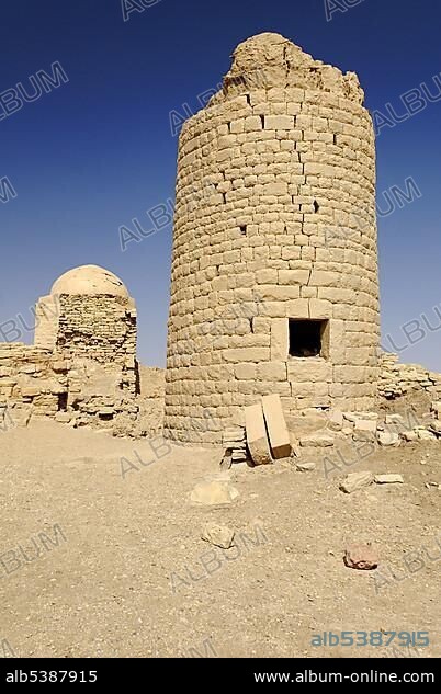 Islamic lookout tower in the ancient city of Baraqish, Yemen, Arabia, Arabian Peninsula, Middle East, Asia.