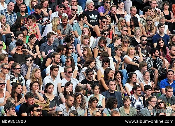 Every Sunday in summer there is an open-air karaoke event in Mauerpark that is open to the public and free of charge. This event is popular with Berliners and tourists alike.