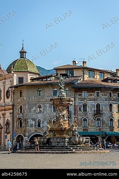 Cathedral Square, Piazza del Duomo, with Neptune Fountain, Fontana del Nettuno, Old Town, Trento, Trentino, South Tyrol, Italy, Europe.