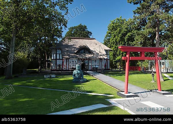 Thatched roof house Mikado Garden with Buddha rope, Timmendorfer Strand, Ostholstein, Schleswig-Holstein, Germany, Europe.