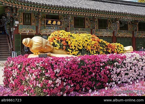 Buddha statue decorated with flowers, reclining, gold, Chrysanthemum Festival, Jogyesa Temple, Jongno-gu, Seoul.