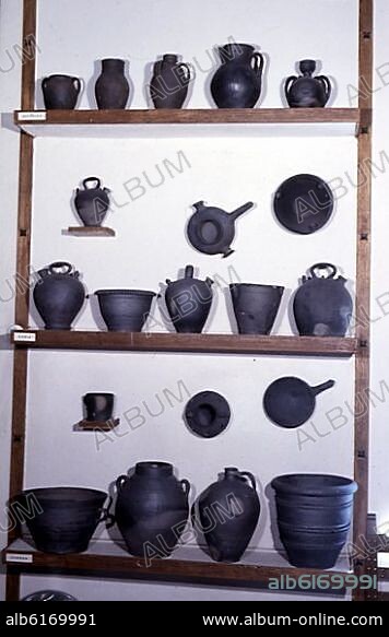 CERAMICA NEGRA ESPAÑOLA SIN VIDRIAR DE ASTURIAS GERONA Y SORIA-S XX.