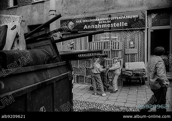 GDR, Berlin, 24. 04. 1989, Rosenthaler Straße, SERO, Sekundärrohstofferfassung Berlin, collection point, children.