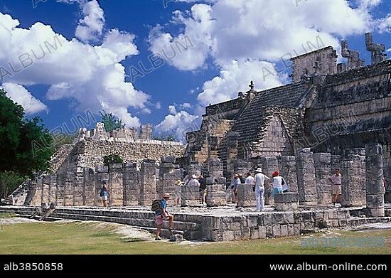 Temple of the Warriors with the Court of the Thousand Columns, Mayan ruins of Chichen Itza, Yucatan, Mexico, North America, Central America.