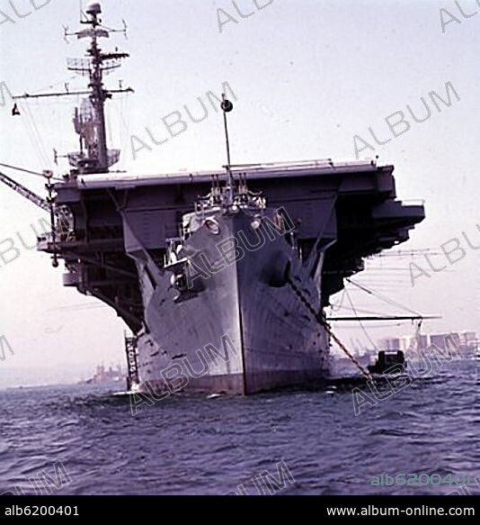 PROA DEL PORTAAERONAVES DEDALO - II SEMANA NAVAL DE SANTANDER JULIO 1968.