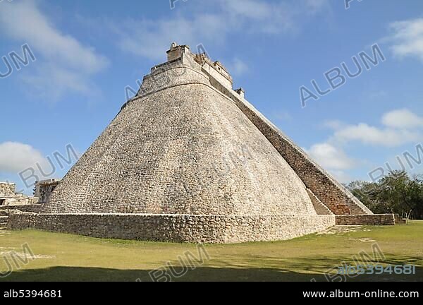 The Adivino or Pyramid of the Magician, Mayan excavation site, Uxmal, Yucatan, Mexico, Central America.