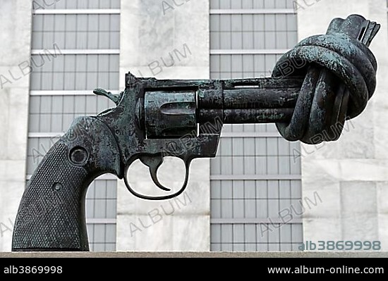 CARL FREDERIK REUTERSWAERD. Pistol with nodes in the run, sculpture Carl Fredrik Reuterswärd in front of the UN Headquarters, Manhattan, New York, USA, North America.
