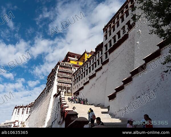 Potala Palace, former palace of the Dalai Llama, Lhasa, Tibet, China, Asia.