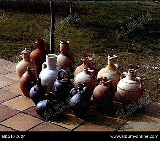 COLECCION DE CANTAROS Y BOTIJOS DE DISTINTOS BARROS- ROJO-NEGRO-BLANCO.