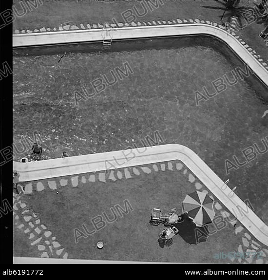 PISCINA DEL PARADOR NACIONAL DE JAVEA - FOTOGRAFIA EN BLANCO Y NEGRO - AÑOS 60.