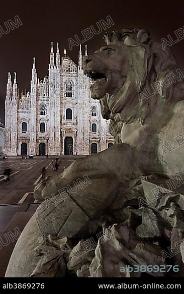 Lion sculpture on Piazza del Duomo, Cathedral Square, Milan Cathedral of Santa Maria Nascente in Milan, Piazza del Duomo, Milan, Lombardy, Italy, Europe.