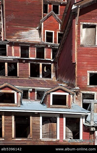 The Kennecott copper mill in Wrangell-St. Elias National Park, copper was mined and milled here from 1911 to 1938, Kennecott, Alaska, USA, North America.