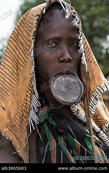 Woman with lip plates and headdress, portrait, tribe of the Mursi, Southern Nations Nationalities and Peoples' Region, Ethiopia, Africa.