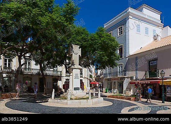 War memorial in the town centre of Lagos, Algarve, Portugal, Europe.