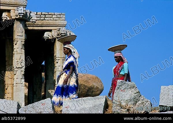 Local women restore the ruins of the old kingdom Vijayanagar, Hampi, Karnataka, India, Asia.