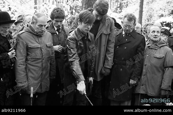 The funeral of Grand Admiral Karl Doenitz, a Hitler confidant who was convicted as a war criminal by the Nuremberg court martial, turned into a manifestation of Knight's Cross bearers, old and new Nazis. Aumuehle near Hamburg, 06.01.1981, Germany, Europe.