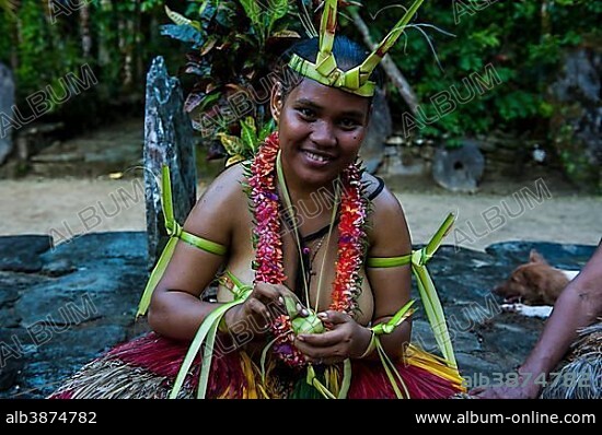 Traditionally dressed islander making traditional art work, Yap Island, Caroline Islands, Micronesia, Oceania.