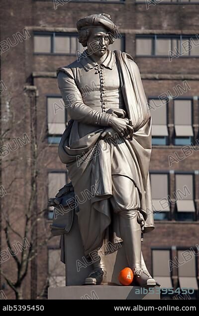 Statue of Rembrandt, Rembrandt Plein square, Amsterdam, The Netherlands, Europe.