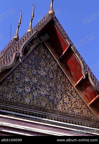 TEJADO TIPICO:FRONTON RICAMENTE DECORADO CON RELIEVES DE FLORES.