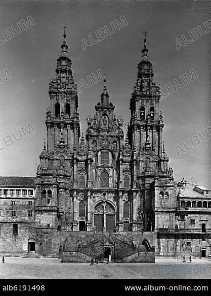 FERNANDO DE CASAS NOVOA. FACHADA PRINCIPAL O DEL OBRADOIRO - 1739-1750 - BARROCO ESPAÑOL - FOTOGRAFIA EN BLANCO Y NEGRO - AÑOS 50 -.