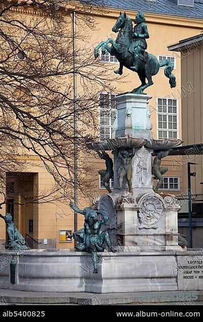 Leopold Fountain, historic centre, provincial capital Innsbruck, Tyrol, Austria, Europe.