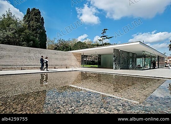 Barcelona pavilion, architect Ludwig Mies van der Rohe, Barcelona, Spain.