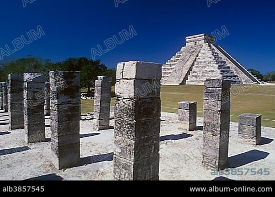 Pyramid of Kukulcan, Maya ruins of Chichen Itza, Yucatan, Mexico, North America, Central America.