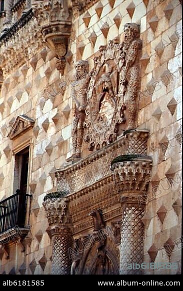 JUAN GUAS. EXTERIOR - ESCUDO DE LOS MENDOZA SOBRE LA PORTADA PRINCIPAL - S XV - ESTILO REYES CATOLICOS.