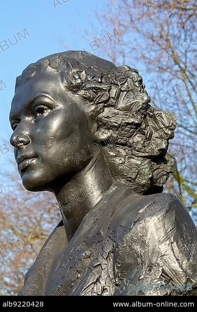 Statue of Violette Szabo in London.
