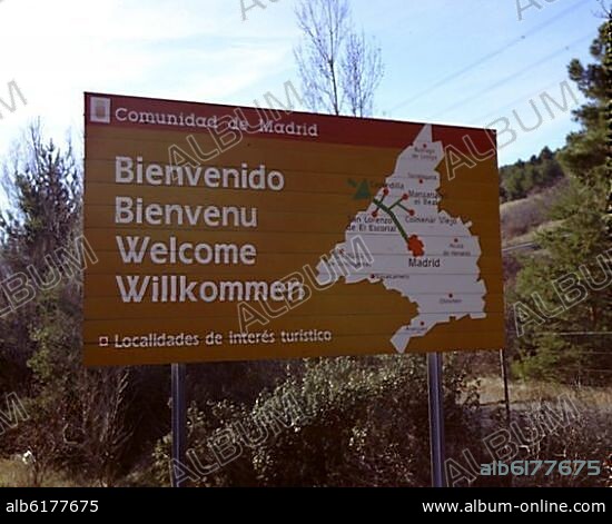 CARTEL DE BIENVENIDA A LA COMUNIDAD DE MADRID EN CUATRO IDIOMAS.