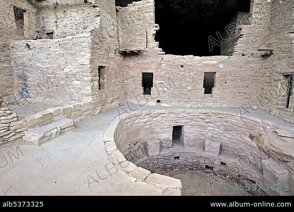 Spruce Tree House, a cliff dwelling of the Native American Indians, about 800 years old, Mesa Verde National Park, UNESCO World Heritage Site, Colorado, USA, North America.