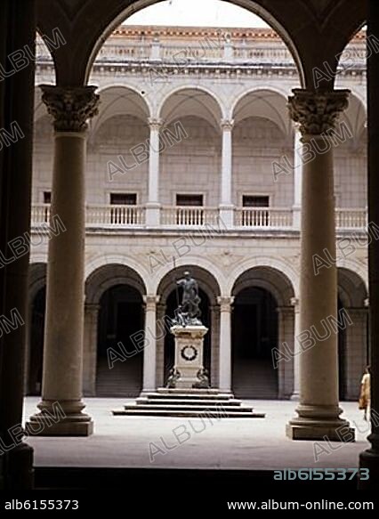 ALONSO COVARRUBIAS. ESTATUA DE CARLOS V EN EL PATIO.
