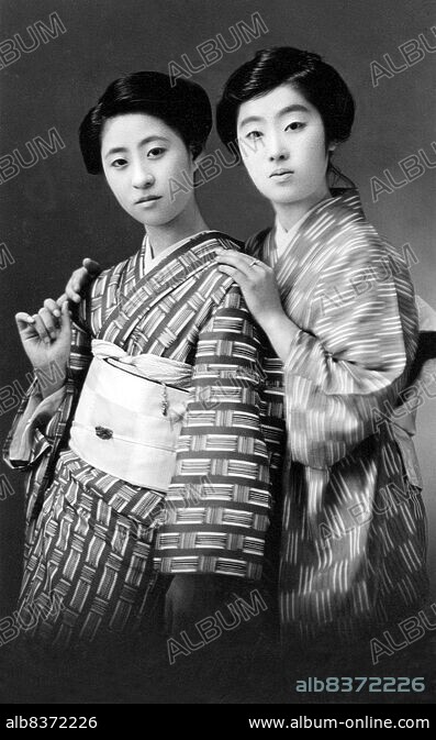 Geisha of Tokio アンティーク写真集　希少本　藝者　東京百美人 東京百美人 Geisha of Tokio(小川一眞) / 古本