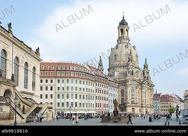 DRESDEN; GERMANY; SEPTEMBER 4: Tourists at the Frauenkirche in Dresden; Germany on September 4; 2014. The church was badly damaged during the bombing of Dresden of the Second World War and was restored until 2005. Foto taken from An der Frauenkirche .; Fehlerbereich; Dresden; Sachsen; Deutschland.