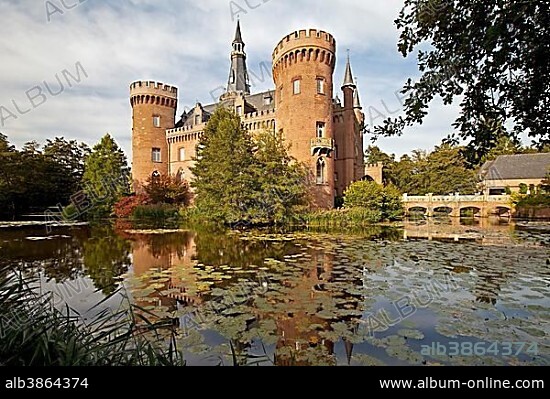 Schloss Moyland Castle, moated castle, Museum of Modern Art, near Bedburg-Hau, North Rhine-Westphalia, Germany, Europe.