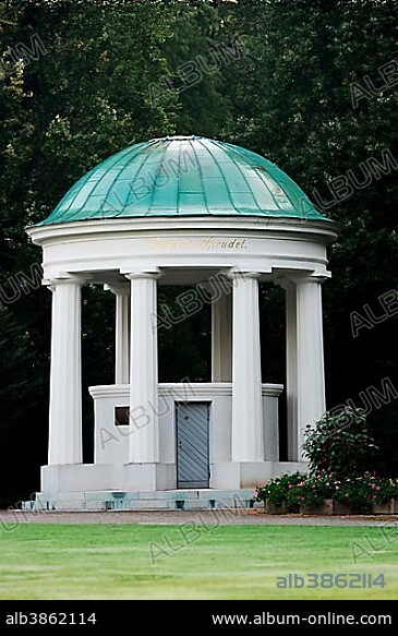 Leopold-Sprudel Fountain Temple in the spa garden, Kurpark, of Bad Salzuflen, North Rhine-Westphalia, Germany, Europe.