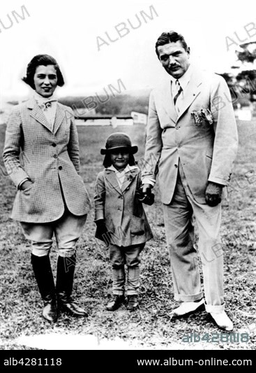 Jacqueline Bouvier-Kennedy, aged 5, between his father and his mother, during a horse race. 1934. United States.