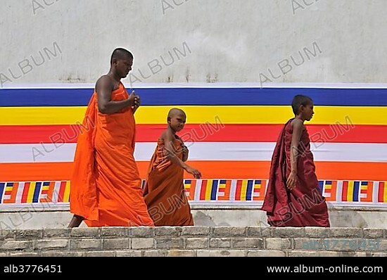 Puja, a 300 meter long cloth Buddhist flag is placed around the Ruwanwelisaya Dagoba stupa, Anuradhapura, Unesco World Heritage Site, Sri Lanka, Ceylon, South Asia, Asia.