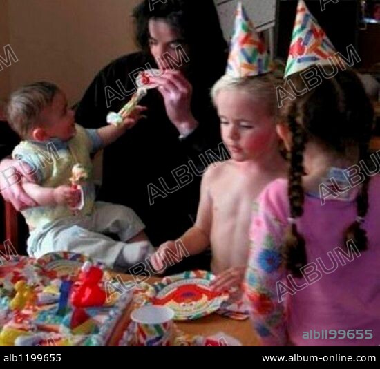 blanket, MICHAEL JACKSON, PARIS JACKSON, PRINCE MICHAEL JACKSON, PRINCE MICHAEL JACKSON II und PRINCE MICHAEL. MICHAEL JACKSON with his son PRINCE MICHAEL JACKSON II (BLANKET) during his first birthday party celebrating with JAROD MALNIK (far left), MICHAEL JOSEPH JACKSON, JR. (PRINCE MICHAEL) second right, and PARIS MICHAEL KATHERINE JACKSON, right. Exact date unknown. 27/06/2009