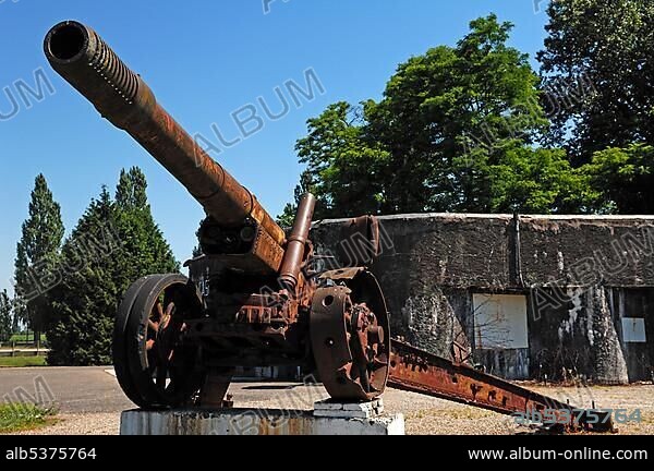 Russian 152 mm gun from 1939 from the Second World War with a bunker in the back, MusÃ©e MÃ©morial Maginot museum, 20 Rue Rhin, Marckolsheim, Alsace, France, Europe.