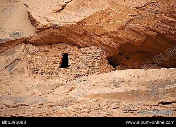 The Long House, about 1500 years old remains of Native American Indians, Mystery Valley, Arizona, USA, North America.