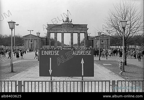 GDR, Berlin, 23. 02. 1990, Brandenburg Gate (border crossing) entry, exit, © Rolf Zoellner.