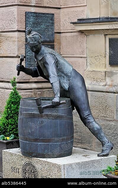Bronze sculpture of a master cooper, market square, Kulmbach, Upper Franconia, Bavaria, Germany, Europe.