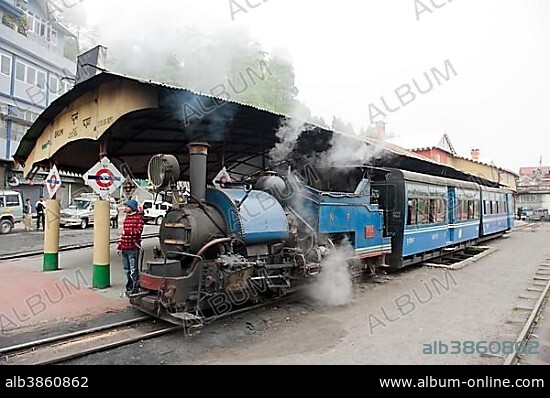 Historic train, Darjeeling Himalayan Railway, narrow-gauge railway, Toy Train, UNESCO World Heritage Site, Darjeeling, West Bengal, India, South Asia, Asia.