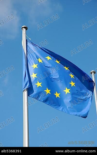 Europafahne am fahnenmast /european flag.