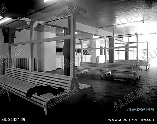 VESTUARIOS DEL ESTADIO SANTIAGO BERNABEU - FOTOGRAFIA EN BLANCO Y NEGRO - AÑOS 50.